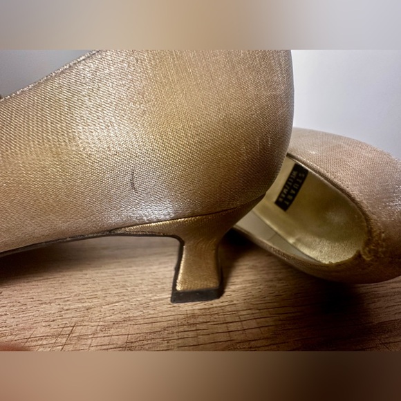 STUART WEITZMAN Women’s Gold Squared Toe Kitten Heel Pump Size 9.5 - Picture 6 of 13